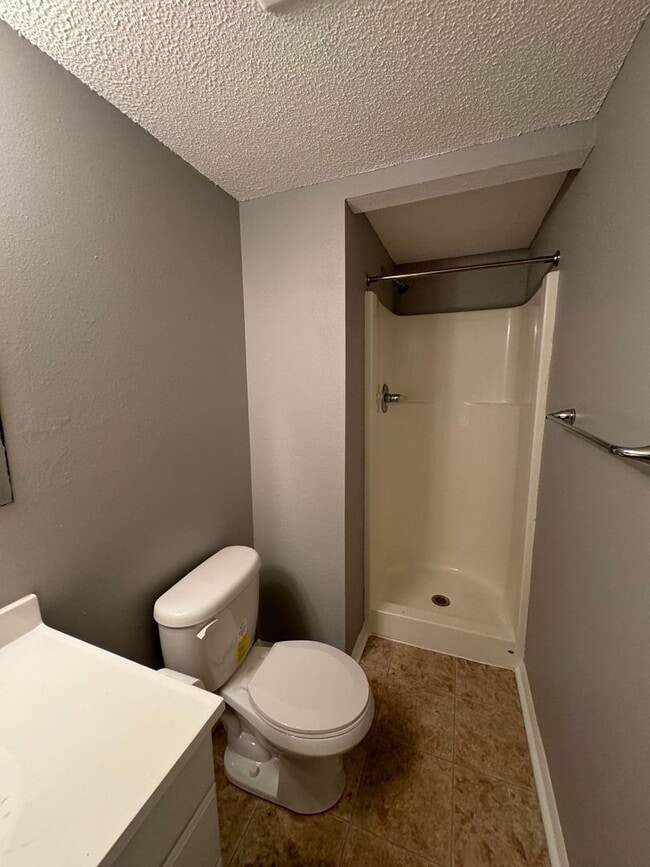 Building Photo - Coming Soon! Spacious Split-Level Duplex in Lee’s Summit