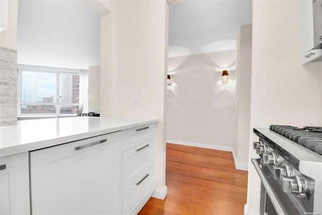 Building Photo - 200 E 94th St