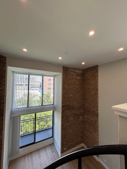 Building Photo - 1214 N La Salle Dr