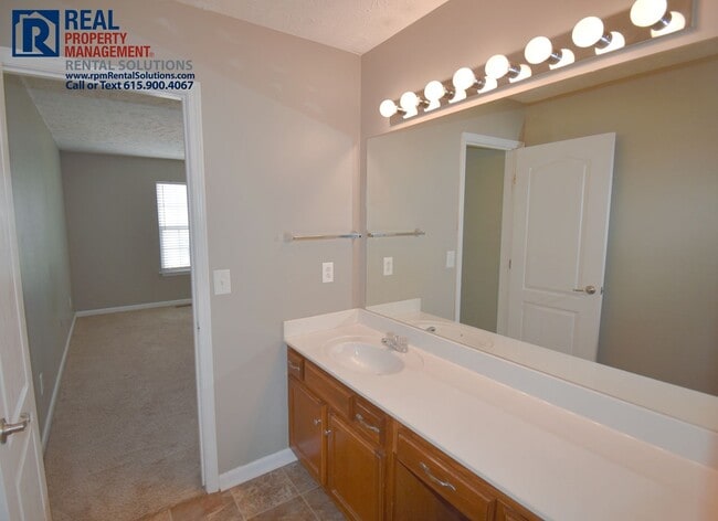 Building Photo - Beautiful 2BR/2.5 BA M'boro end unit townhome!
