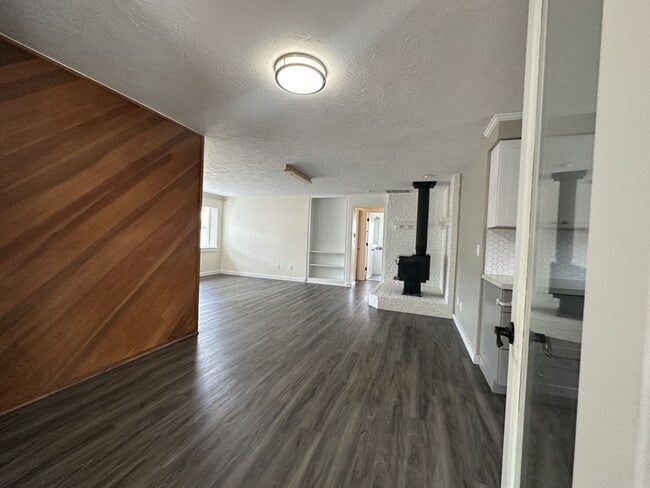 Building Photo - 389 NE Evergreen Ct