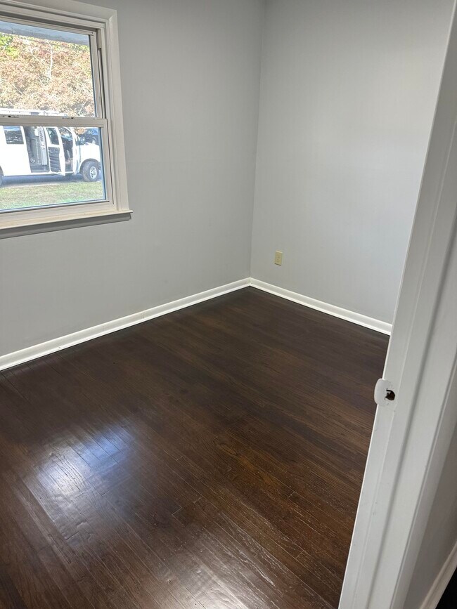 Building Photo - 8 Bella Coola Trl