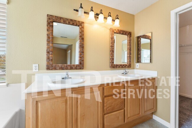 Building Photo - 35 Sabre Ct