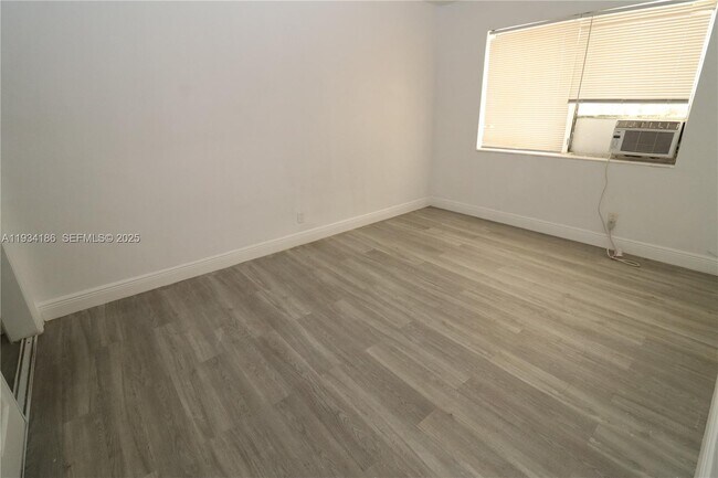 Building Photo - 915 NE 16th Terrace