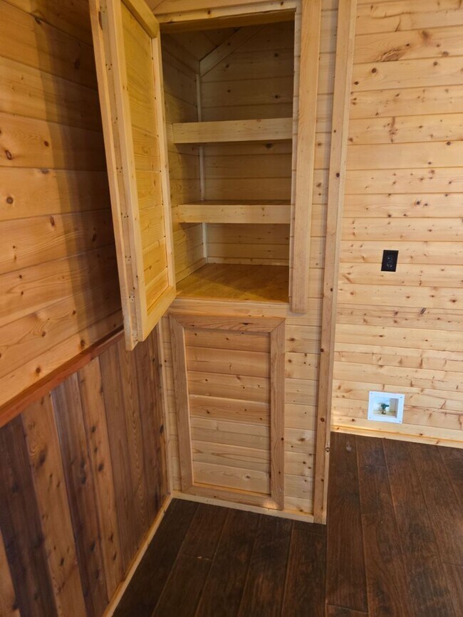 Building Photo - 1/1 LOG CABIN HORSE PROPERTY with Yard and Shed Row