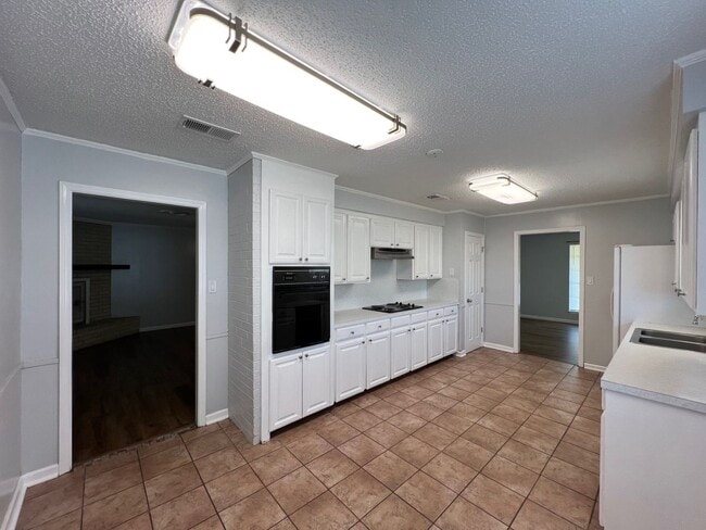 Building Photo - 13085 Friendship Rd