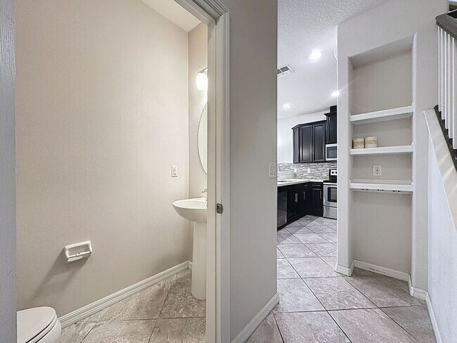 Building Photo - Spacious Townhome for Rent in Tapestry