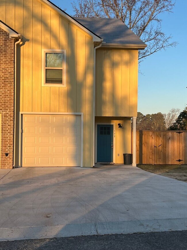 Building Photo - 127/129 Village North Circle