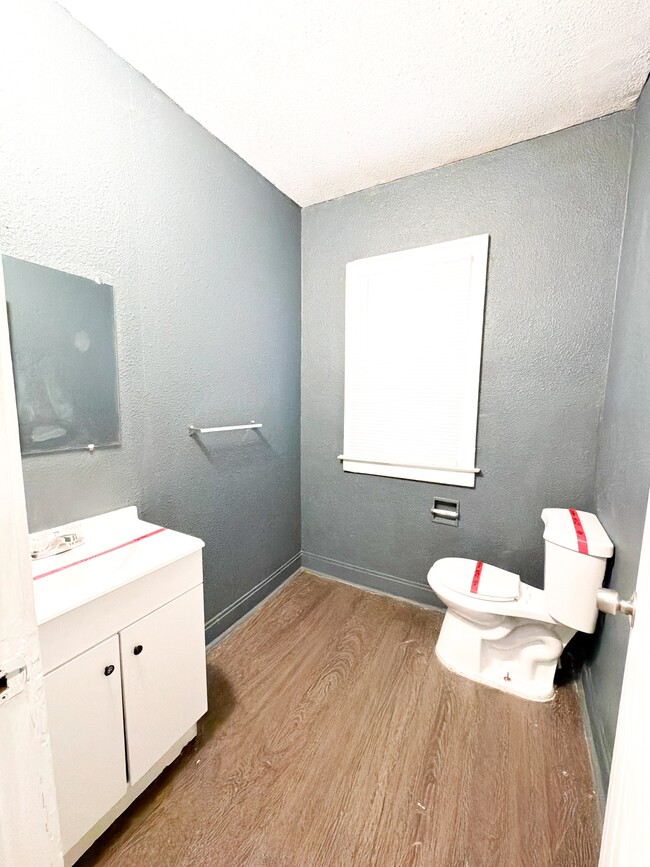 Building Photo - 14011 Roselawn St