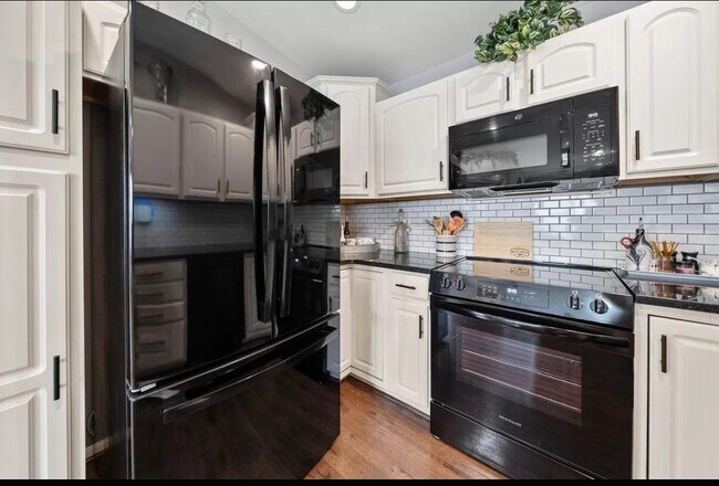 Building Photo - 422 Breezewood Ct