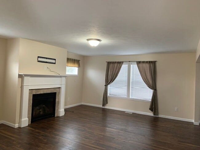 Building Photo - 4 BEDROOM 3 1/2 BATHROOM HOUSE FOR LEASE I...