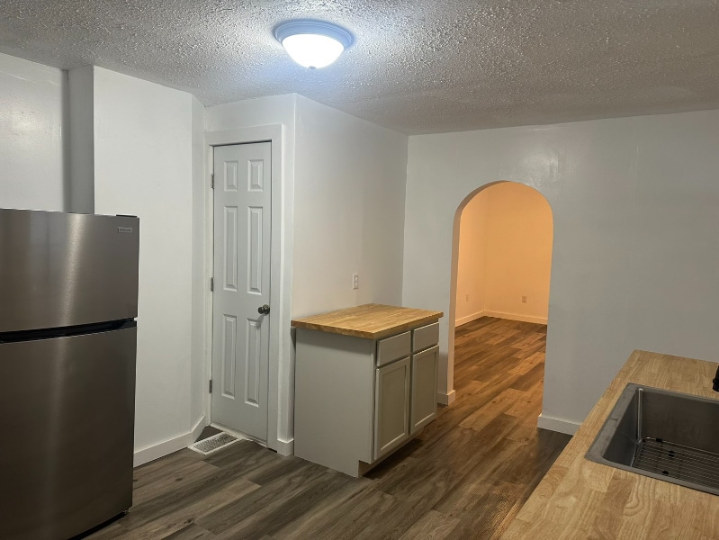 Building Photo - 203 Roan Ave