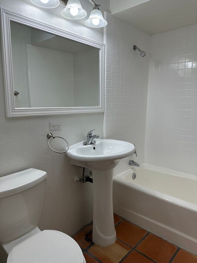 Building Photo - MISSION HILLS-SPACIOUS 2BR /2BA WITH MODER...