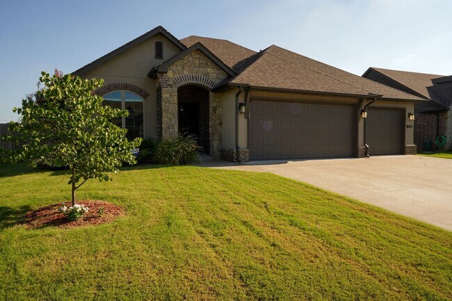 Building Photo - 3 Bed | 2 Bath in New Tulsa!