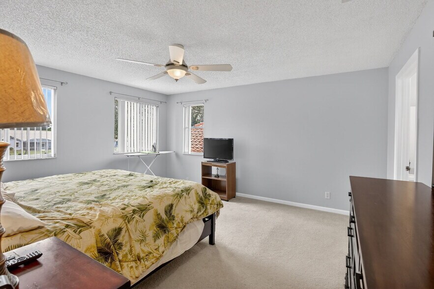 Building Photo - 9481 Oak Grove Cir