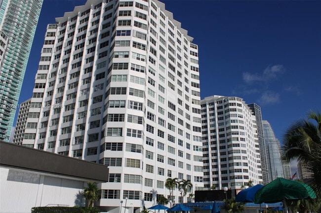Building Photo - 905 Brickell Bay Dr