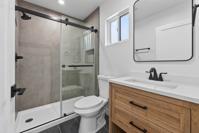 Building Photo - 680 E 45th St