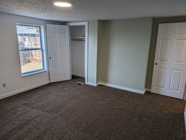 Building Photo - 3205 Parkview Ave