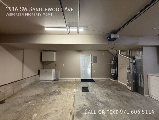 Building Photo - 1916 SW Sandlewood Ave