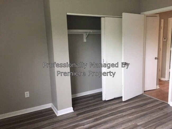 Building Photo - 950 - 3 Bed 2 Bath Duplex in Raytown