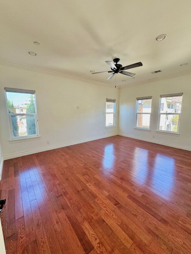 Building Photo - MUST SEE!!!!!