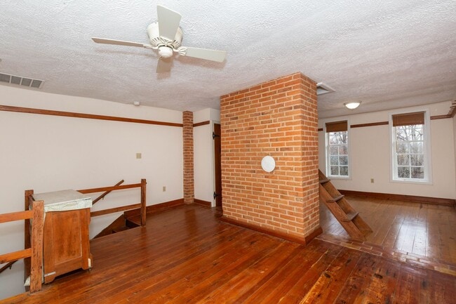 Building Photo - 562 Smithfield Ln