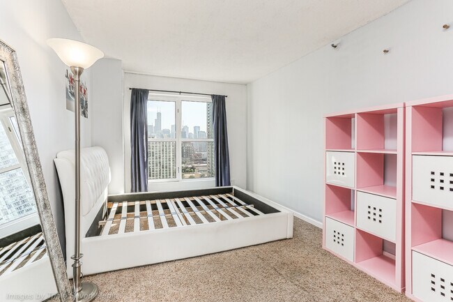 Building Photo - 1212 N La Salle Dr