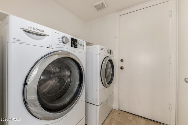 Building Photo - 1343 E Angela Dr