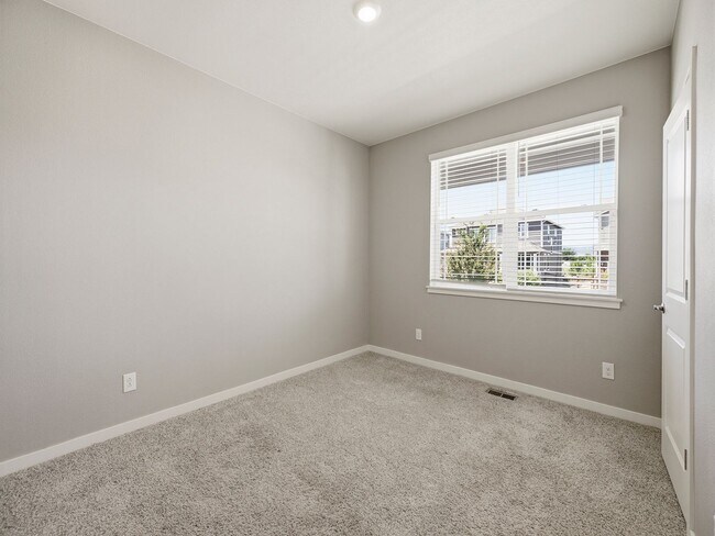 Building Photo - Gorgeous 4-Bed 2-Bath home Fort Collins, CO!