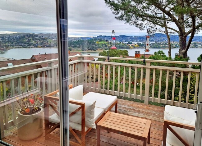 Building Photo - One bedroom top floor corner unit condo with gorgeous view for rent!