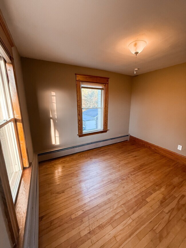 Building Photo - 584 Pleasant St