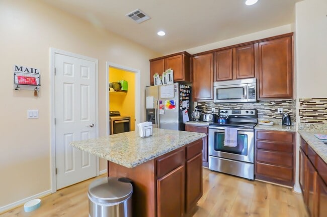 Building Photo - Pet Friendly 4 Bed 2 Bath Home!