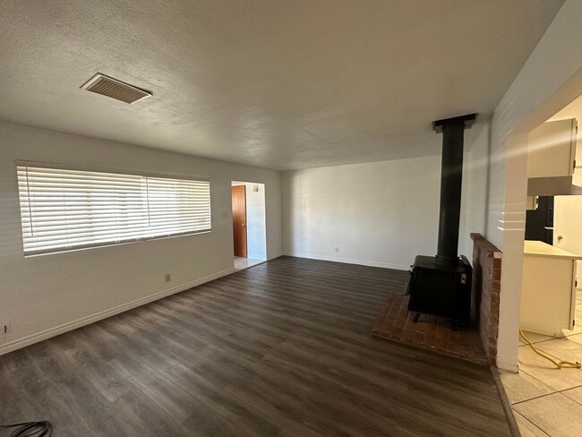 Building Photo - Rent This Beautiful 3-Bedroom Home with Se...