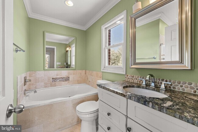 Building Photo - 211 W Hill St