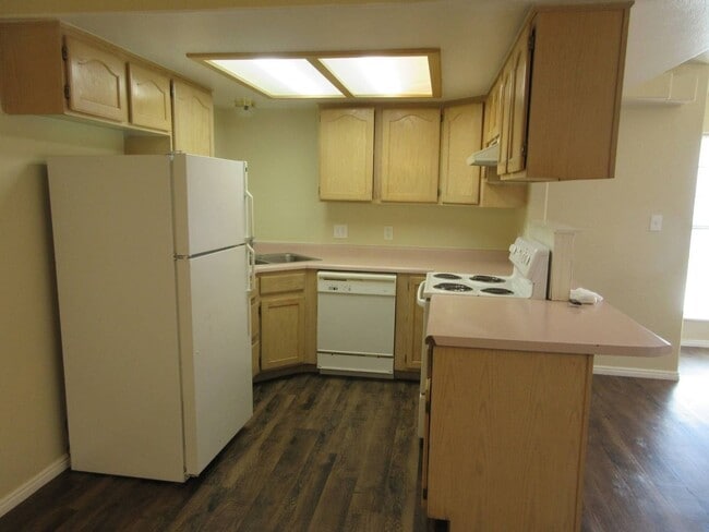 Building Photo - Move-In Bonus -3 bed, 2 bath Twin Home