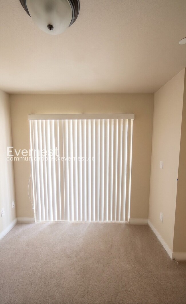 Building Photo - 3 Bed, 1.5 Bath Townhome with Fenced Yard / Vouchers Accepted / Coming Soon!