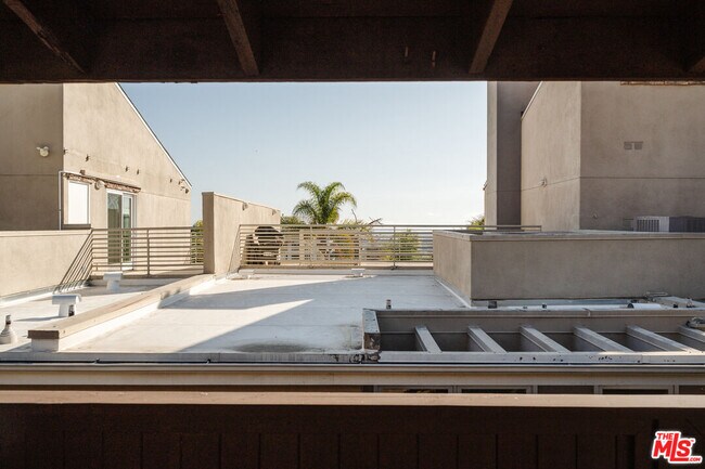 Building Photo - 1147 Horn Ave