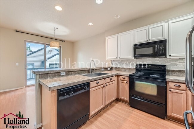 Building Photo - Spacious Townhome with A/C, Gas Fireplace & Water/Sewer Included!