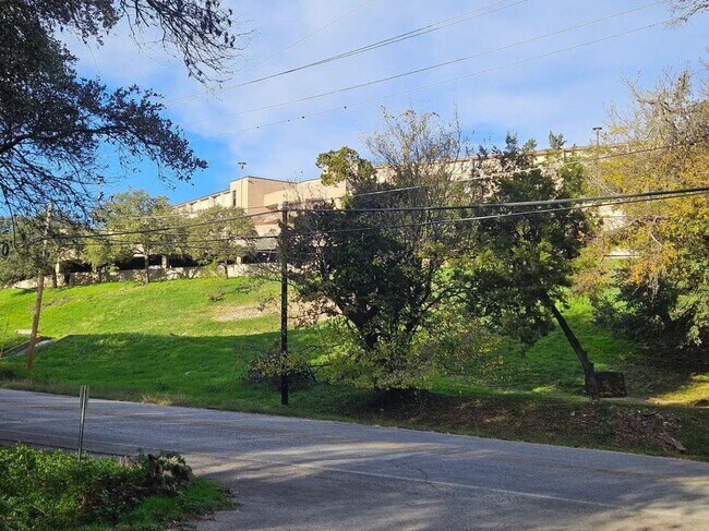 Building Photo - 835 Old Ranch Rd 12