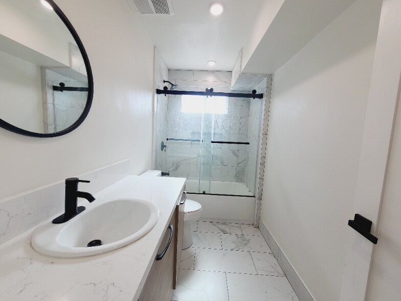 Building Photo - 9949 Pinewood Ave