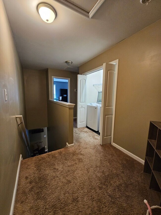 Building Photo - Spacious & Well Maintained Townhouse!