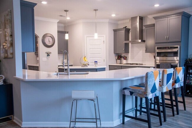 Building Photo - Discover this spacious and well-appointed ...