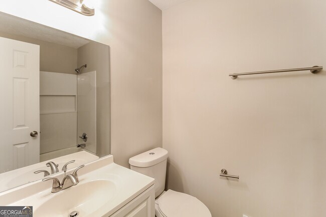 Building Photo - 635 Lakeridge Cir SE