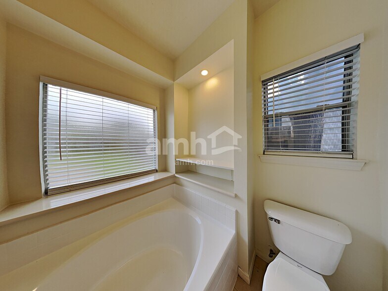 Building Photo - 534 Starkstone Ct