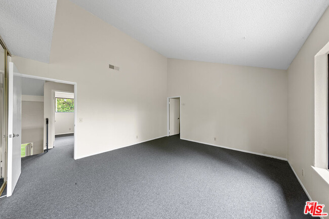 Building Photo - 780 Carriage Cir