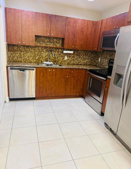 Building Photo - 1005 Manor Dr