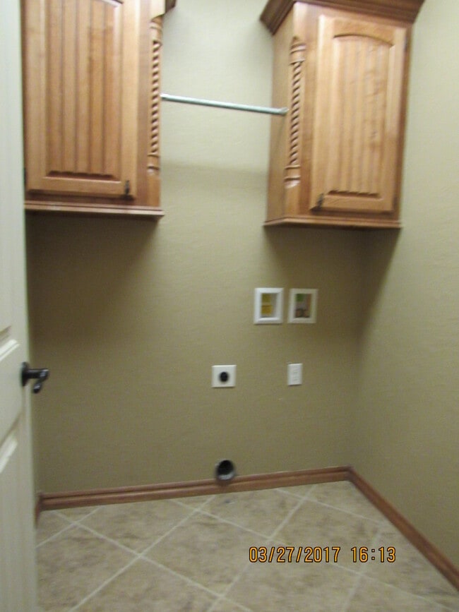 Building Photo - ONE PET ONLY UNDER 20 LBS!!
