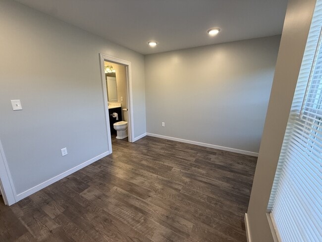 Building Photo - 408 Creekview Dr