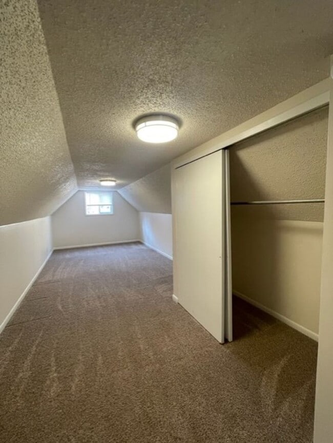 Building Photo - 3 Bedroom/ 1 Bathroom downtown home!