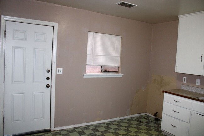 Building Photo - Located in Canyon 2/1 Owner pays water